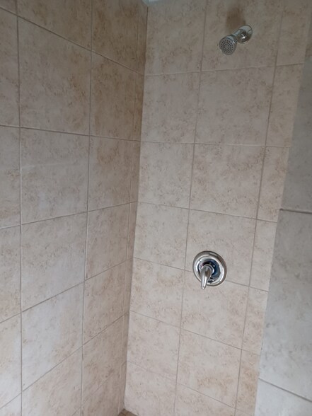 Building Photo - 906 E Lucas Ave