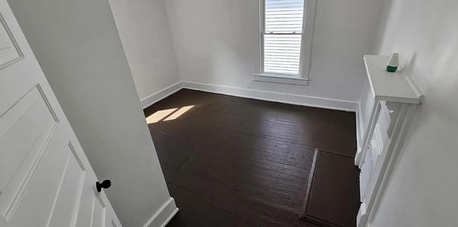 Building Photo - 4 Bedroom 1 Bath House Available to Rent f...