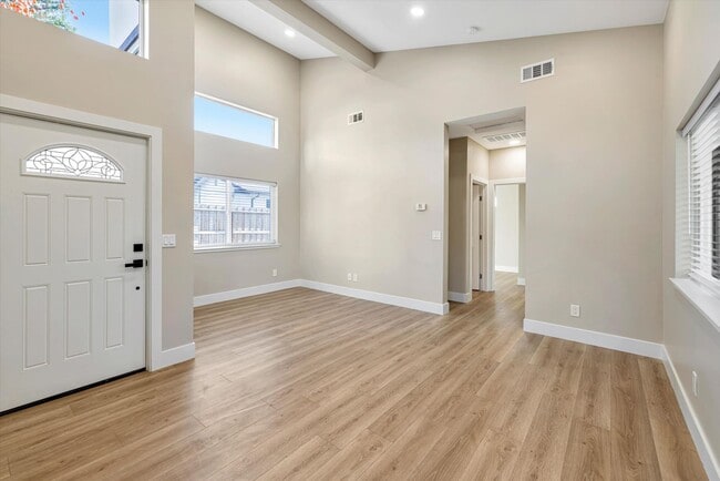 Building Photo - NEWER 2 BED, 1 BATH HOME WITH HUGE YARD AND ENCLOSED DRIVEWAY