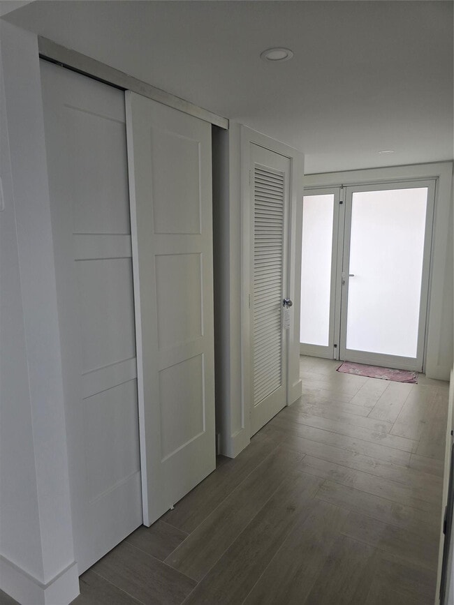 Building Photo - 328 N Ocean Blvd