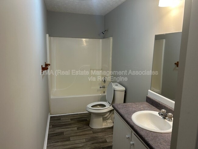 Building Photo - 214 W Central Ave