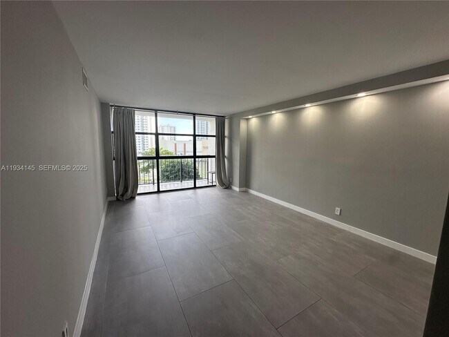 Building Photo - 600 Parkview Dr