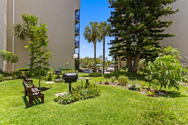 Building Photo - 27 Royal Palm Way