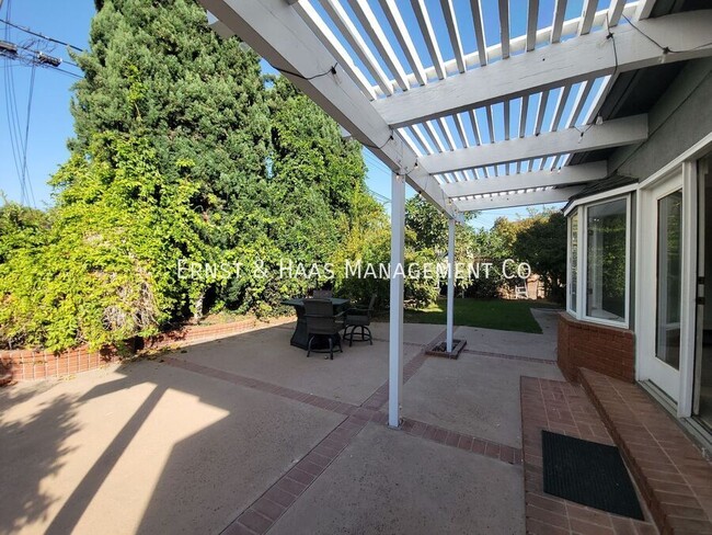 Building Photo - 869 E Kallin Way