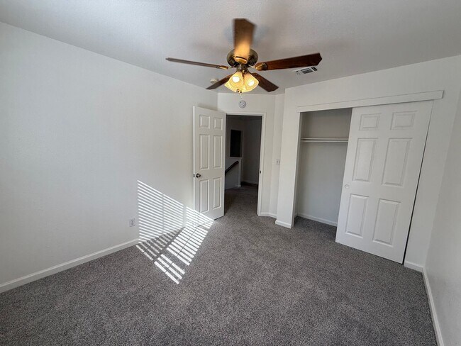 Building Photo - 4 bed 2.5 bath 2 story home available now!