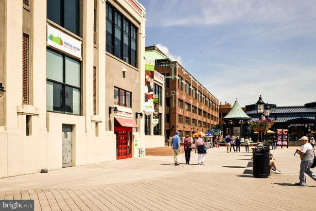 Building Photo - 1808 W Abingdon Dr