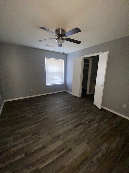 Building Photo - 885 East Ovilla Road