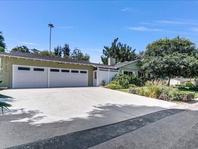 Building Photo - Welcome to this charming 3-bedroom, 2-bath...