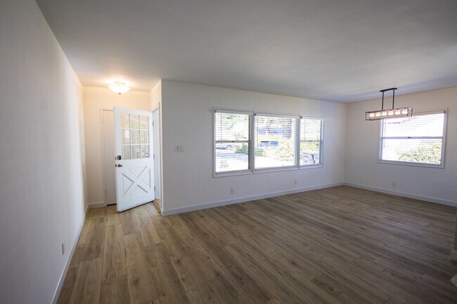 Building Photo - Freshly Renovated 3BR/2BA Pool Home – La C...