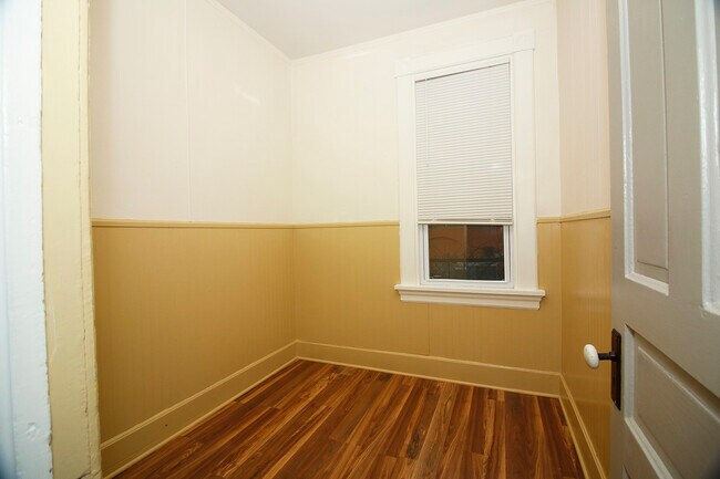 Potential Office Space, 7x8 - 517 E Burleigh St