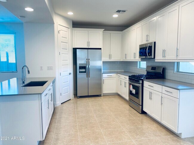 Building Photo - 3729 S 64th Dr