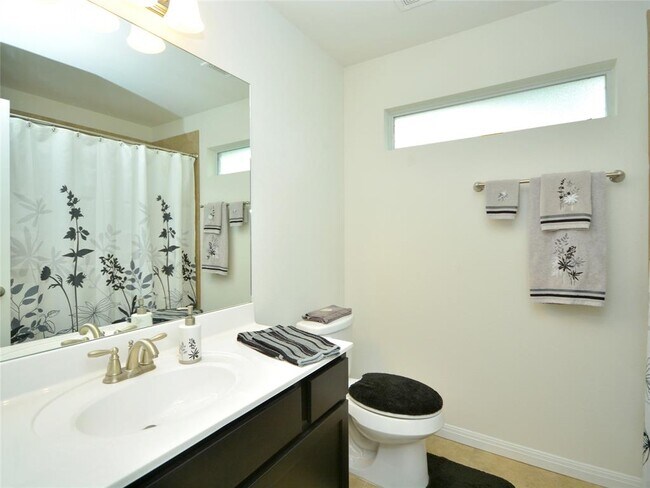 Building Photo - 219 Valley Oaks Loop