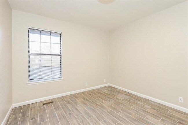 Building Photo - 2705 Fairfield Dr