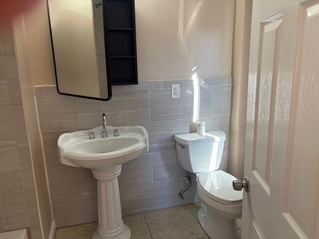 Building Photo - 14 School St