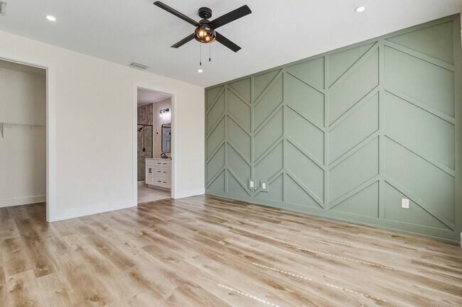 Building Photo - Luxurious 3 Bedroom Condo with Spacious La...