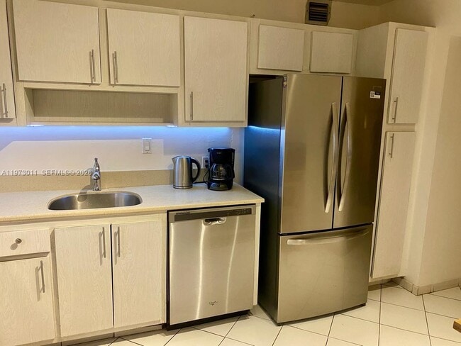 Building Photo - 100 Bayview Dr