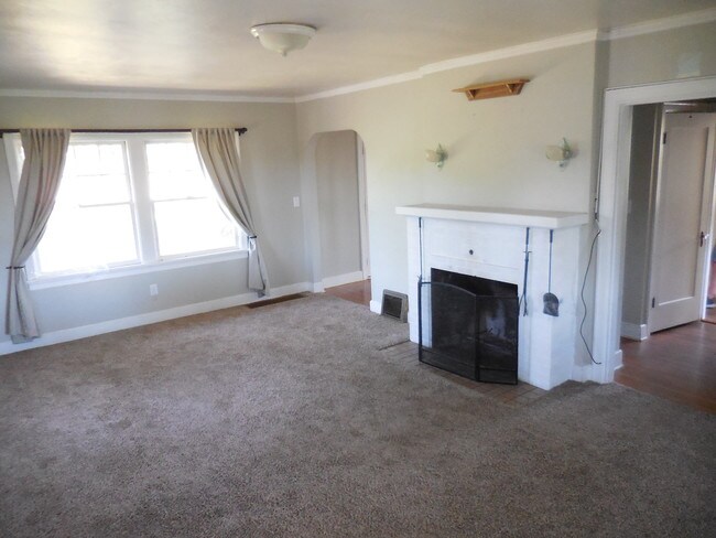 Building Photo - 16093 SW Roy Rogers Rd