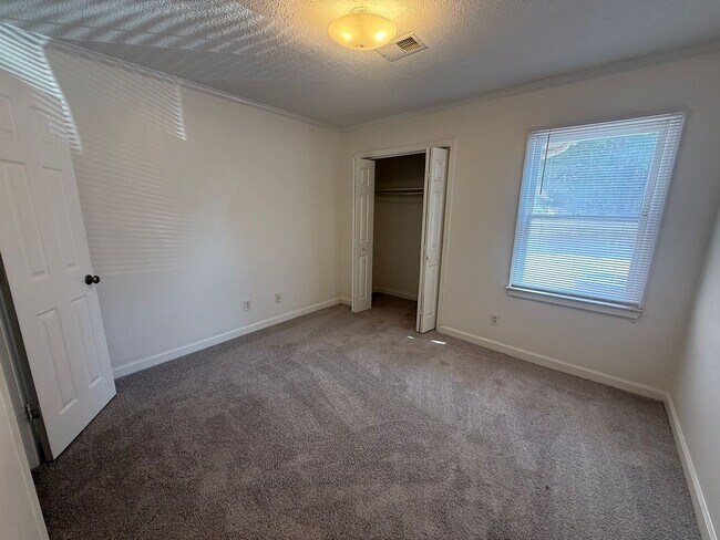 Building Photo - 1110 Chandler Dr