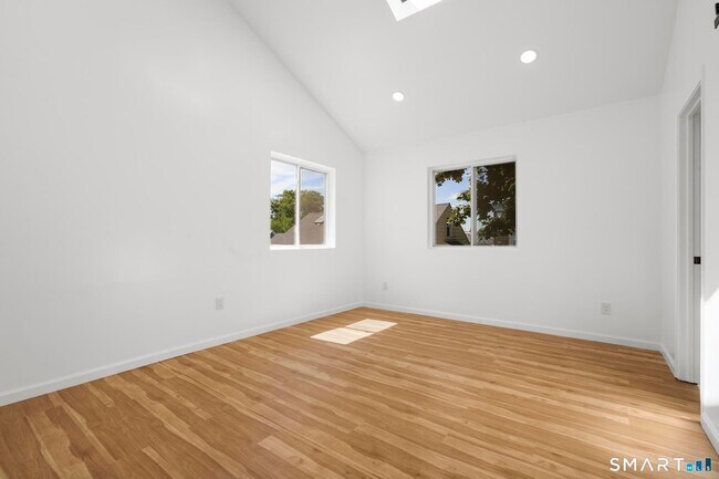 Building Photo - 810 Brewster St