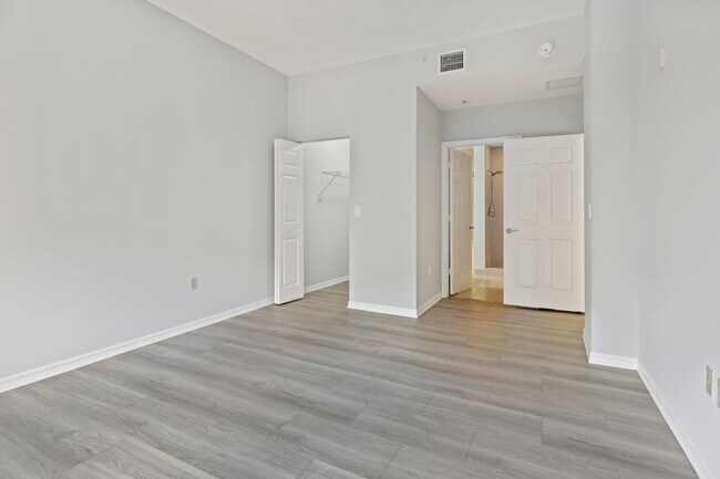 Building Photo - 511 Lucerne Ave