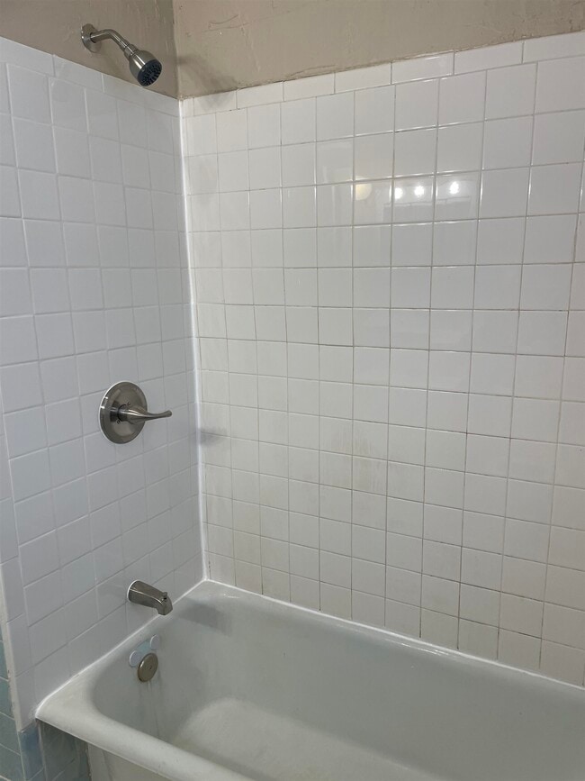 Building Photo - 2526 Yale Ave