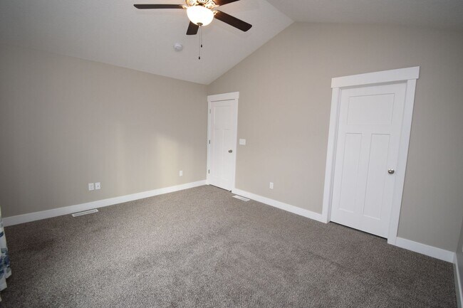 Building Photo - Gorgeous 3 Bedroom Townhome in Sandy!