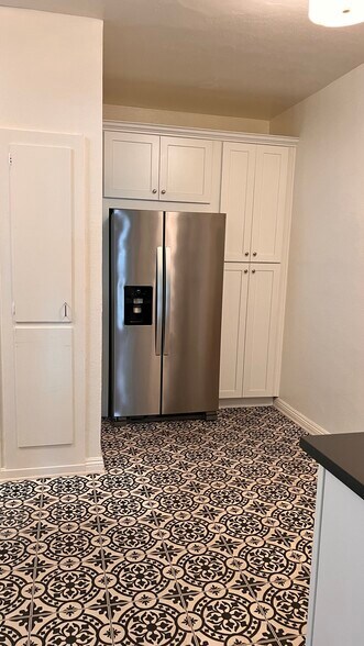 Kitchen - 714 N Edinburgh Ave