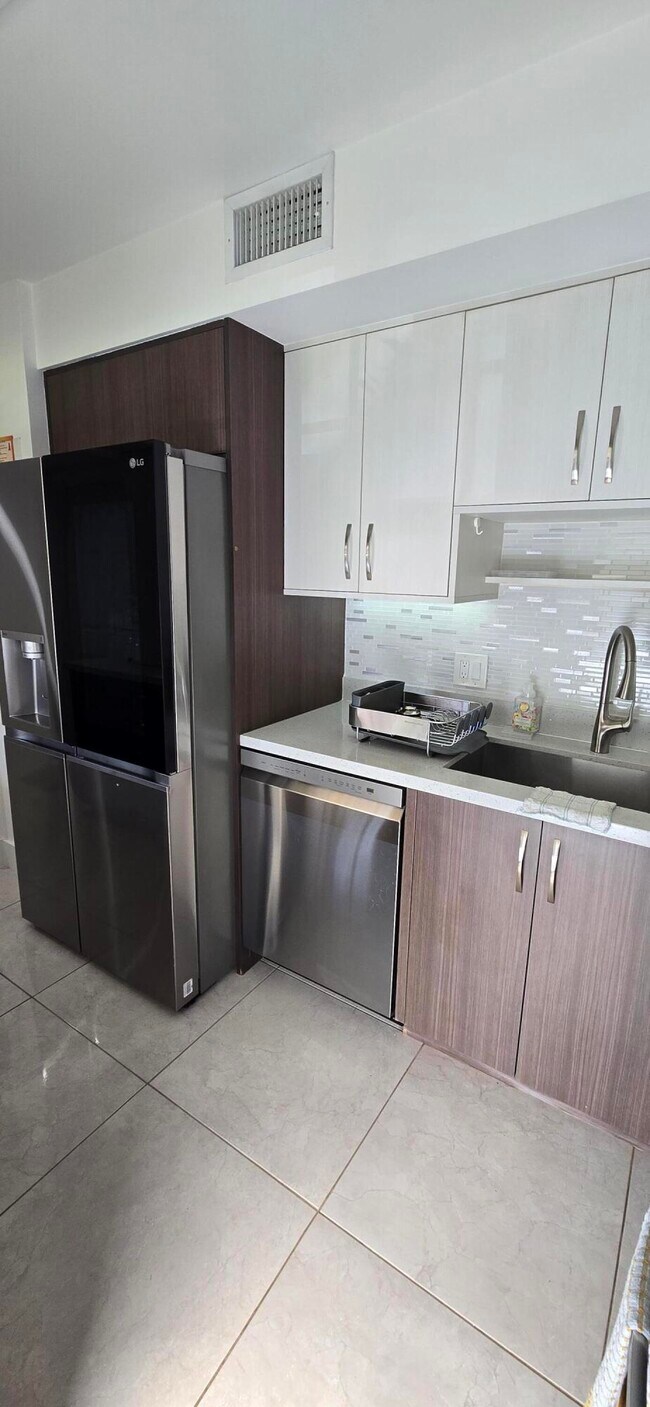 Building Photo - 3300 N Palm Aire Dr