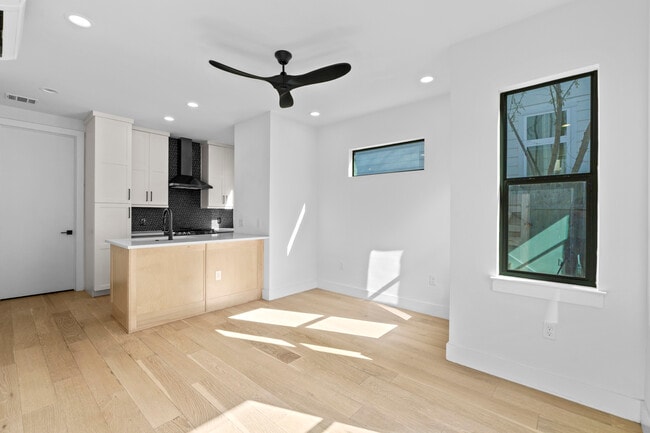 Building Photo - 2916 E 13th St