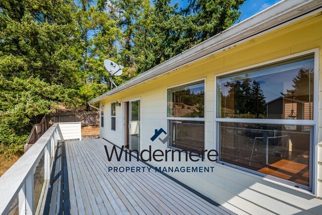 Building Photo - 3 Bedroom 2 Bath + Bonus Room Home with Stunning Water Views in Admirals Cove