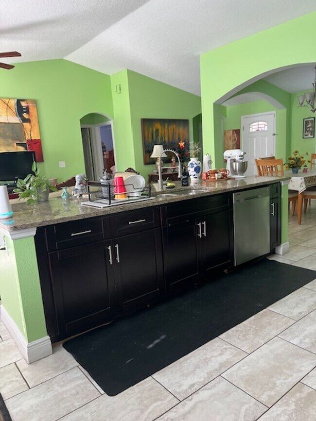 Building Photo - 197 Maple Dr