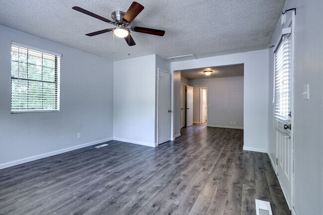Building Photo - Newly Updated Home Just Minutes From Downt...