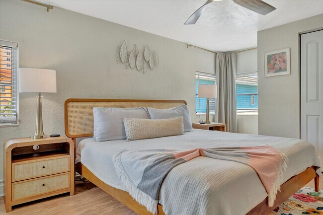 Building Photo - 483 E Shore Dr