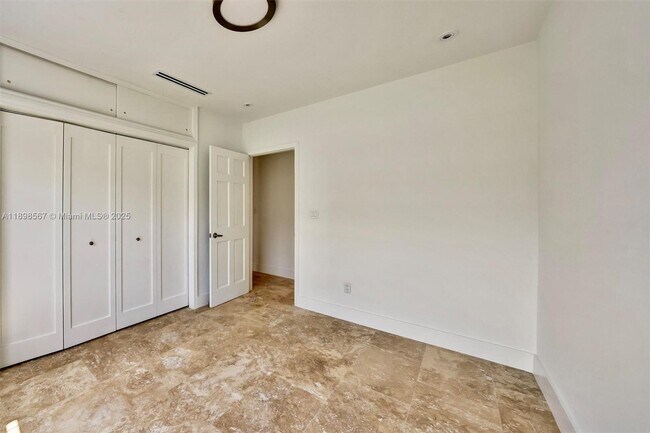 Building Photo - 255 Ridgewood Rd