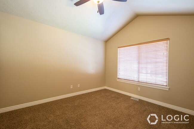 Building Photo - Gorgeous Townhome in South Jordan!