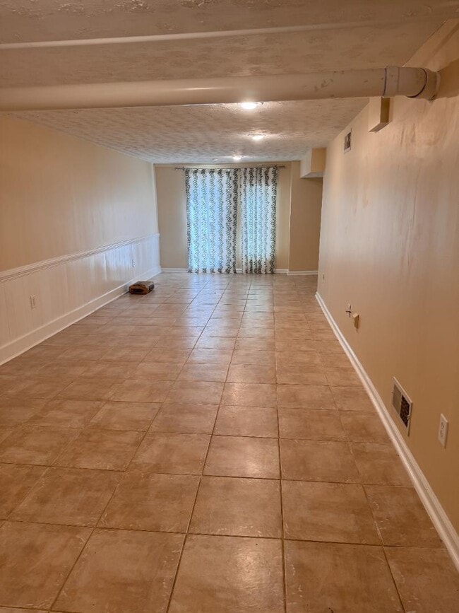 Building Photo - 2002 E Drew Valley Rd NE