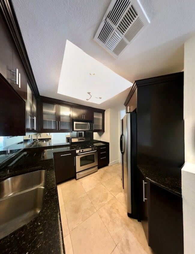 Building Photo - 1 Bedroom Condo In A Luxurious Community!!