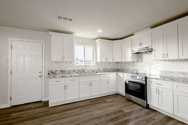 Building Photo - 541 Walker St