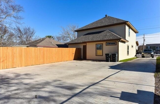 Building Photo - 1420 Holleman Dr
