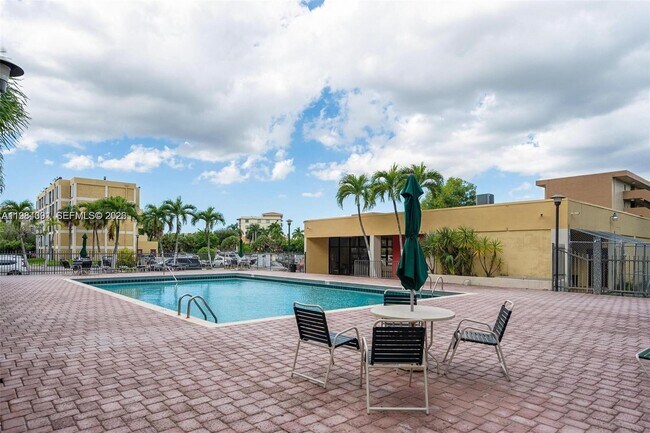 Building Photo - 9220 Fontainebleau Blvd