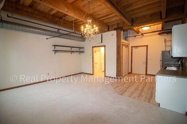 Building Photo - 940 Monroe Ave NW