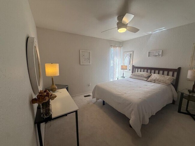 Building Photo - 1925 Bunting Ct