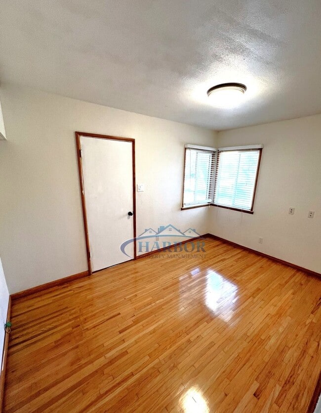 Building Photo - Charming 3 Bedroom 2 Bathroom