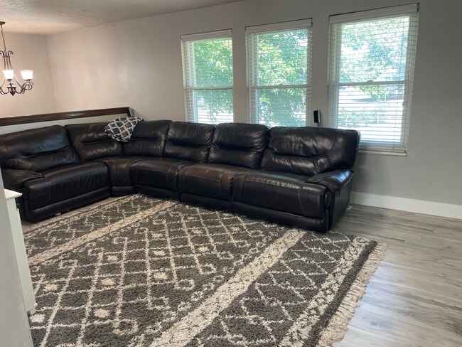 Building Photo - 1011 W 600 S