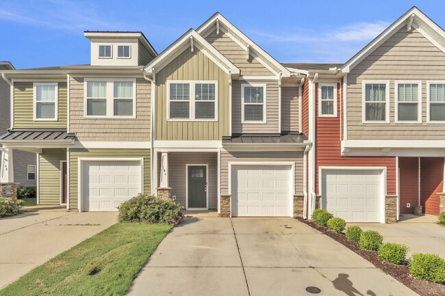 Primary Photo - **SPECIAL LEASE INCENTIVE** Beautiful 3 BR...