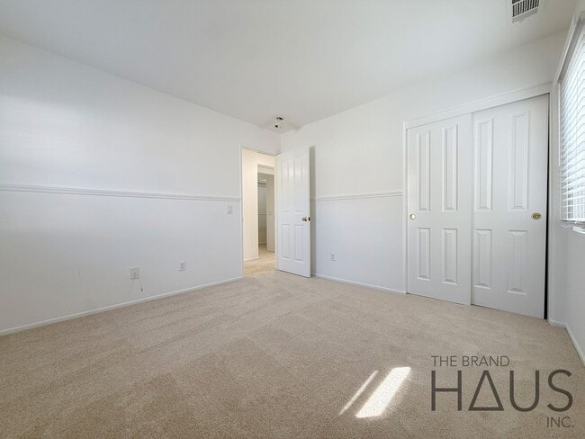 Building Photo - Desirable Oak Creek Community Detached Home with Two Car Garage