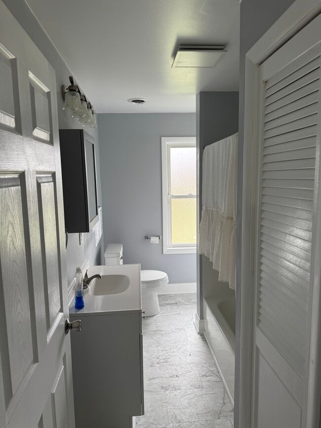 Building Photo - 2nd floor 2 bedroom 1 bath unit