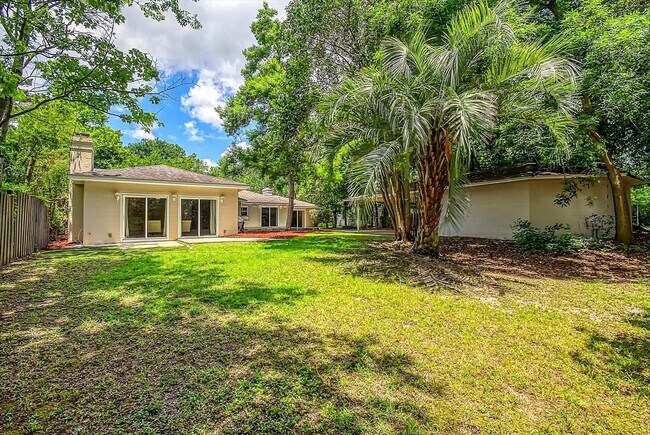Building Photo - Spacious Updated Ranch in West Oak Forest