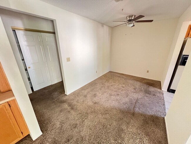 Building Photo - Spacious 2 bedroom 2nd floor unit