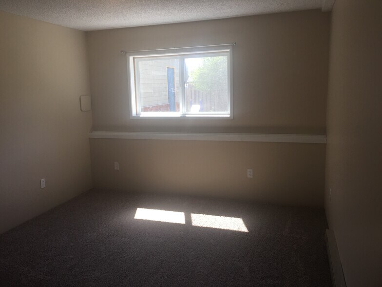 Building Photo - 1804 N Oak St